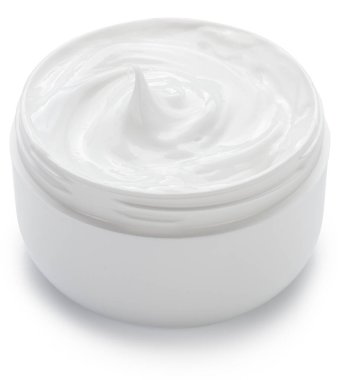 İzole edilmiş beyaz arka planda kremalı beyaz cilt bakım ürünleriyle dolu beyaz silindirik plastik bir kavanoz. Nemlendiricili kozmetik kabı ya da güzellik ve günlük cilt bakımını temsil eden yüz kremi. Kesme yolu