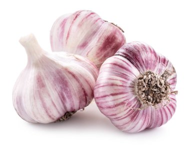 Temiz beyaz arka planda birkaç karanfil bulunan taze sarımsak soğanları. Sebze, yemek ve beslenme kavramları için ideal. Kesme yolu