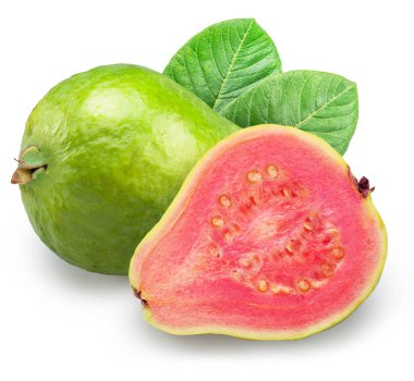 Olgun yeşil guava ve beyaz arka planda pembe et ile guava 'nın kesiti. Dosya kırpma yolları içeriyor.