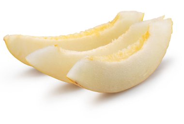 Beyaz arka planda izole edilmiş üç sarı kavun dilimi. Dosya kırpma yolu içeriyor.