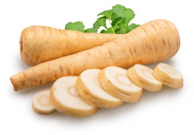 Beyaz arka planda yaban havucu kökleri ve yaban havucu dilimleri. Dosya kırpma yolları içeriyor.