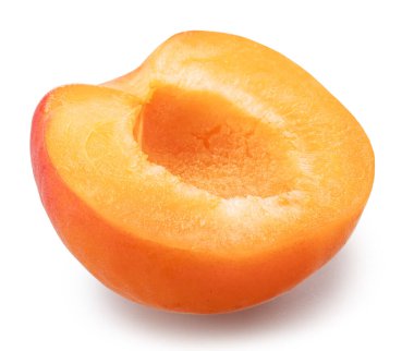 Beyaz arka planda izole edilmiş olgun kayısı kesiti. Dosya kırpma yolu içeriyor.