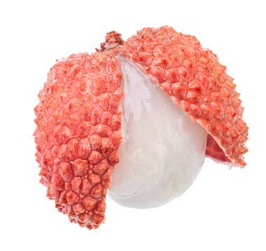 Kısmen soyulmuş kırmızı derili liçi meyvesi beyaz arka plandaki sulu eti ortaya çıkarıyor. Dosya kırpma yolu içeriyor.