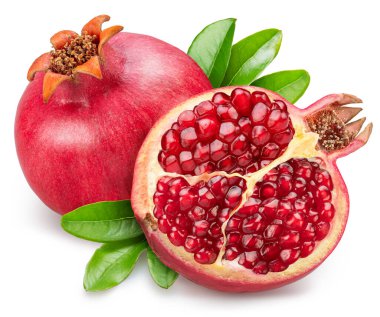 Nar ve nar, kırmızı nar tohumu ve beyaz zemin üzerinde izole yapraklarla açılır. Kesme yolu.