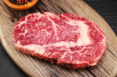 Tahta üzerinde çiğ pirzola bifteği. Üst Manzara. Makro.