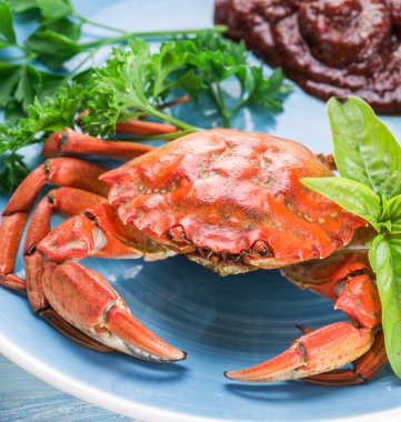 Limon ve otlar pişmiş Yengeç.