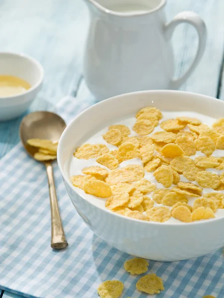 Cornflakes cereal and milk. — Stock Photo, Image