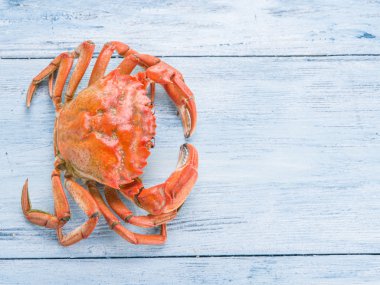 Eski mavi ahşap masa üzerinde pişmiş Yengeç.