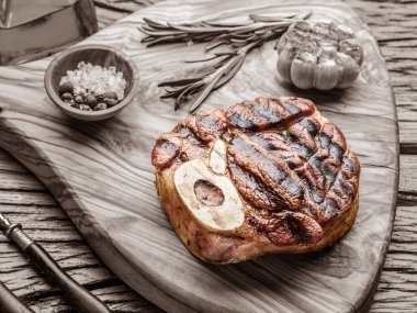 Sığır eti biftek baharat bir ahşap tepsi ile.