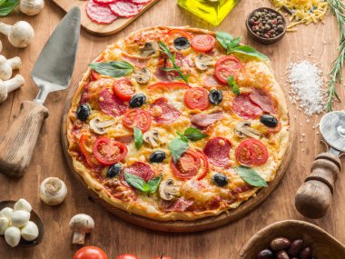 Mantar, salam ve domates pizza.