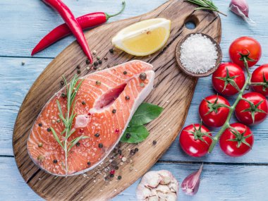 Kesme tahtası üzerinde taze somon.