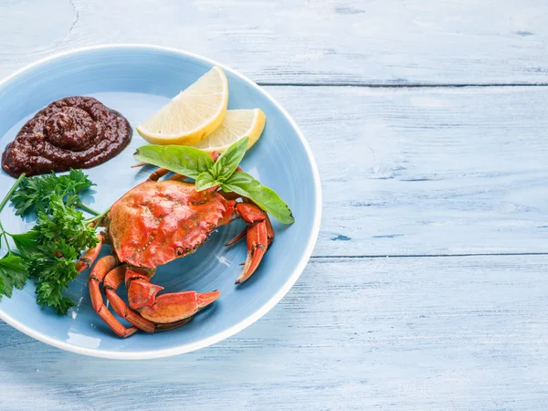 Gekookte krab met citroen en kruiden. — Stockfoto