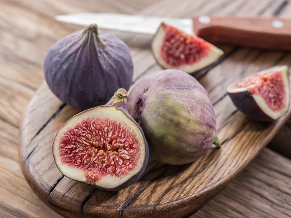 Mogna fikon frukt på trä bordet. — Stockfoto