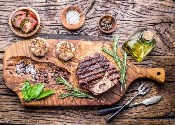 Marha steakek, fűszerek, egy fa tálcán. — Stock Fotó