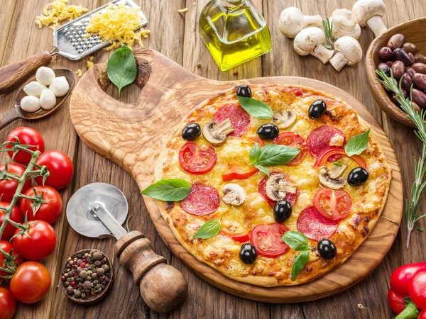 Pizza se žampiony, salám a rajčaty. — Stock fotografie