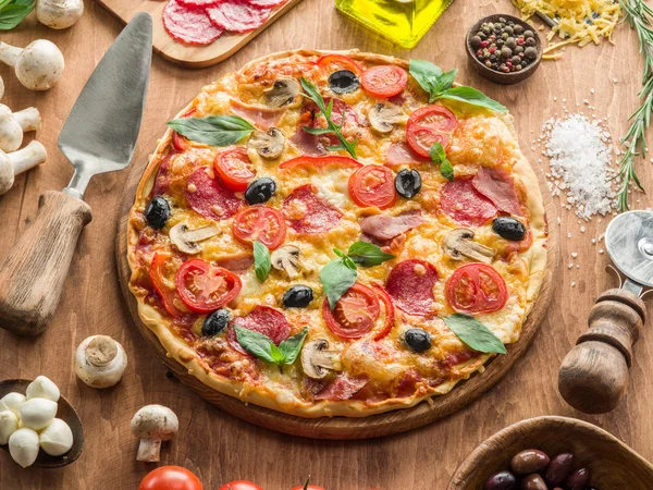 Pizza z pieczarkami, salami i pomidory. — Zdjęcie stockowe