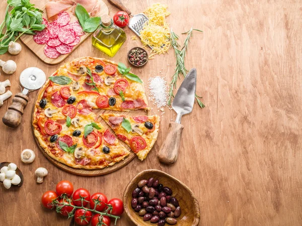 Pizza med svampe, salami og tomater . - Stock-foto