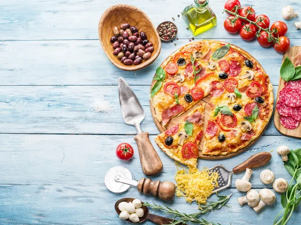 Pizza med champinjoner, salami och tomater. — Stockfoto
