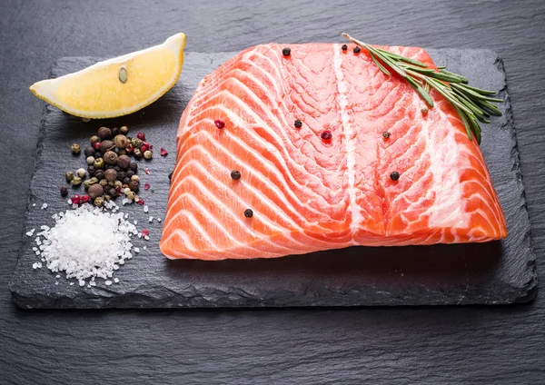 Salmão fresco na tábua de corte . — Fotografia de Stock