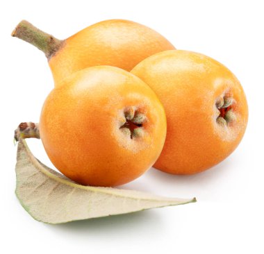 Taze lokuatlar (Eriobotrya japonica) ve beyaz arkaplanda yeşil lokuat yaprakları bulunur. Canlı turuncu derili olgun egzotik meyveler. Kesme yolu.