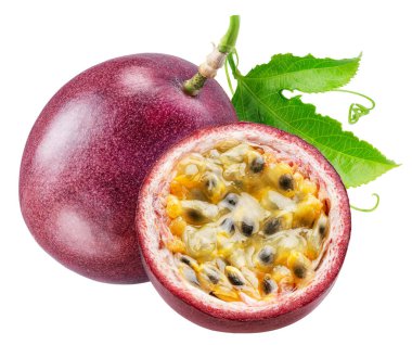 Taze tutku meyvesi, yarım tutku meyvesi sulu hamur ve tohum gösteriyor, yanında yeşil yapraklar var, beyaz arka planda kırpma yolu ile izole edilmiş. Maksimum keskinliğe sahip yüksek kaliteli resim, makro fotoğrafçılığı istifleme.