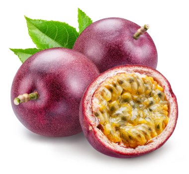 Taze tutku meyvesi, yarım tutku meyvesi sulu hamur ve tohum gösteriyor, yanında yeşil yapraklar var, beyaz arka planda kırpma yolu ile izole edilmiş. Maksimum keskinliğe sahip yüksek kaliteli resim, makro fotoğrafçılığı istifleme.