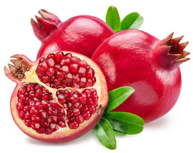 Nar aromalı nar meyvesi ve beyaz arka planda izole edilmiş yapraklar. Kesme yolu. Odaklanma, en fazla detay.