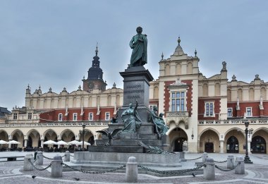 Saint Mary Bazilikası'nın ve Krakow Main Square.