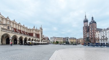 Cloth Hall ve Saint Mary Bazilikası Krakow.