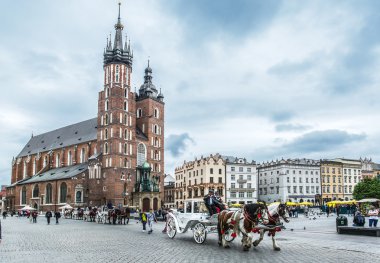 Saint Mary Bazilikası'nın ve Krakow Main Square.