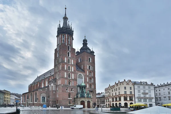 Basílica de Santa María y Plaza de Armas en Cracovia . — Foto de Stock