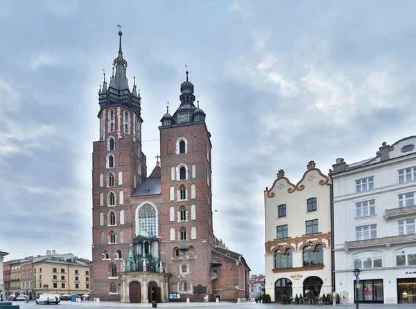 Saint Mary Basilica och stora torget i Krakow. — Stockfoto