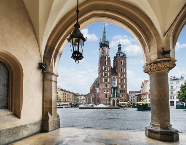 Saint Mary Bazilikası'nın ve Krakow Main Square. — Stok fotoğraf