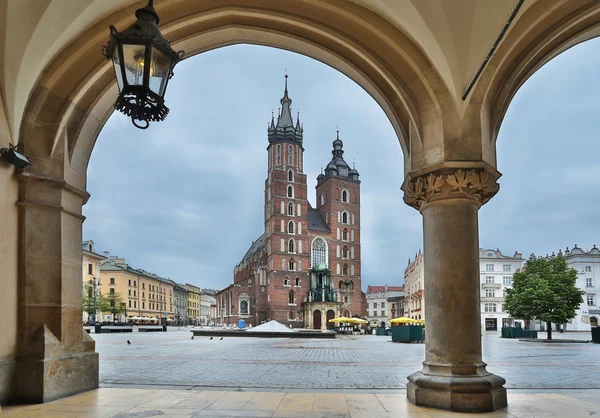 Saint Mary Basilica och stora torget i Krakow. — Stockfoto