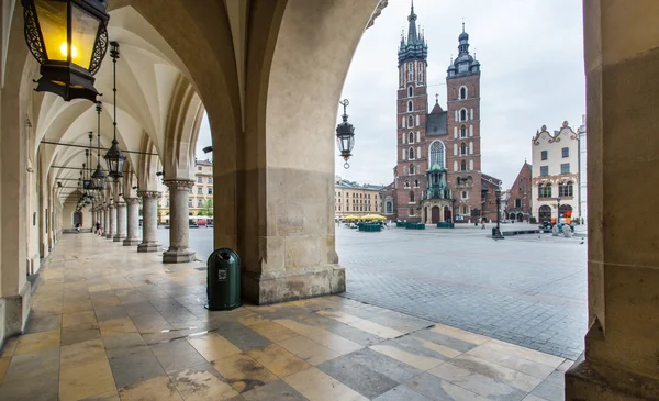 A Sala dos Panos e a Basílica de Santa Maria em Cracóvia . — Fotografia de Stock