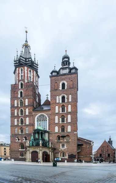 Basilika der Heiligen Maria und Hauptplatz in Krakau. — Stockfoto