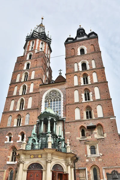 Saint Mary Basilica och stora torget i Krakow. Royaltyfria Stockfoton