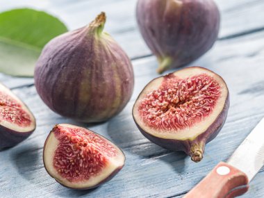 Olgun incir meyve ahşap tablo.