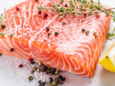 Beyaz arka plan üzerinde taze somon.