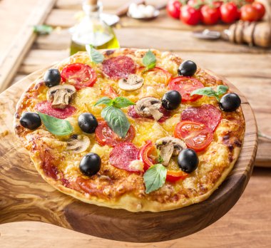 Mantar, salam ve domates pizza.