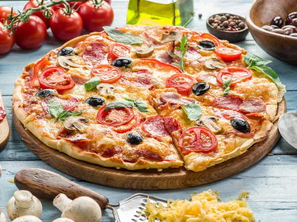 キノコ、サラミとトマトのピザ. — ストック写真