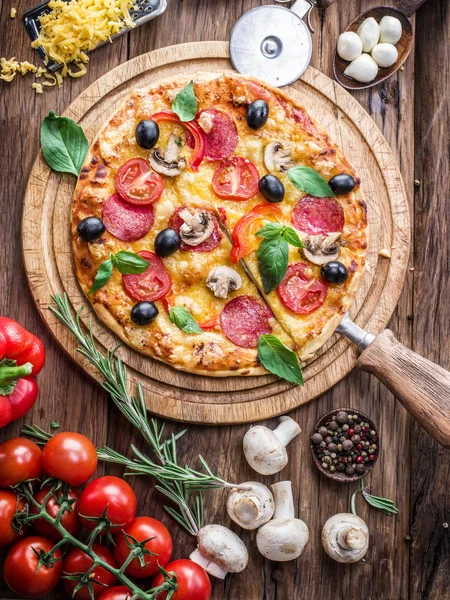 Pizza se žampiony, salám a rajčaty. — Stock fotografie