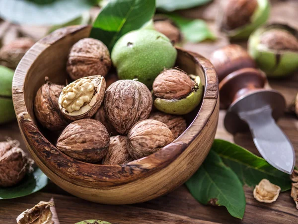 Nueces en el cuenco de madera . — Foto de Stock