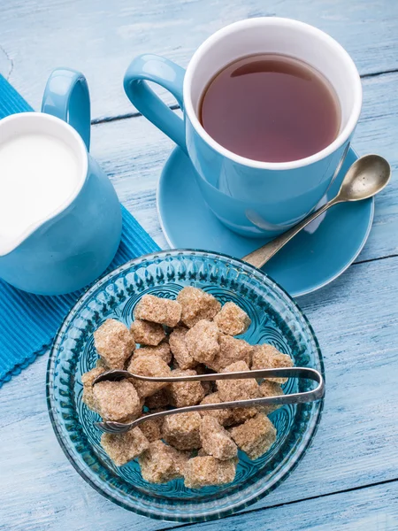 一杯のお茶、ミルク水差し、砂糖キューブ. — ストック写真