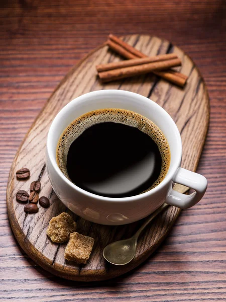 Φλιτζάνι καφέ και ζάχαρη από ζαχαροκάλαμο κύβους. — Φωτογραφία Αρχείου