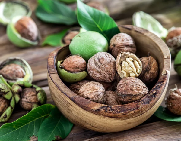 Noci nella ciotola di legno . — Foto Stock