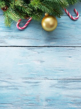 kürk ve baubles ile Noel dekorasyon