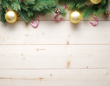 kürk ve baubles ile Noel dekorasyon