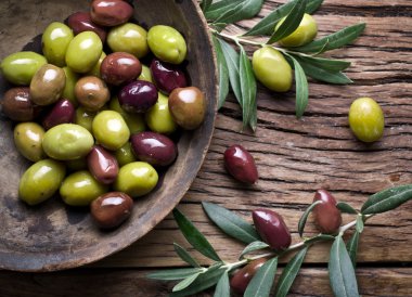 Ahşap kase zeytin ve zeytin dal yanı sıra bu dolu.