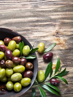 Ahşap kase zeytin ve zeytin dal yanı sıra bu dolu.